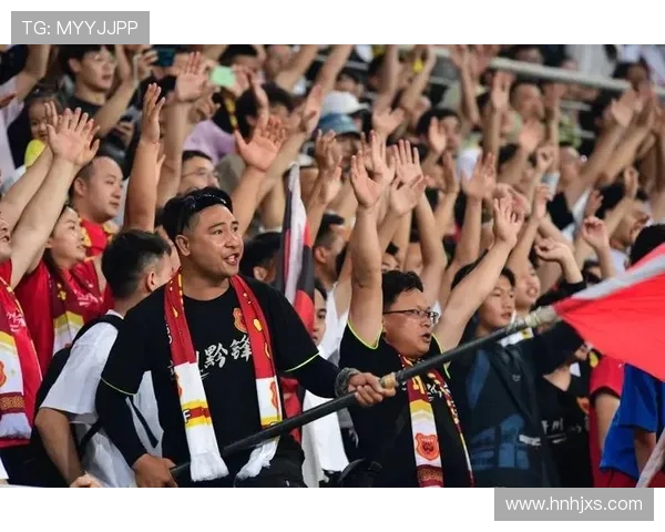 国足主场逆转取胜 全队士气高涨 球迷热情点燃夜色绿茵场