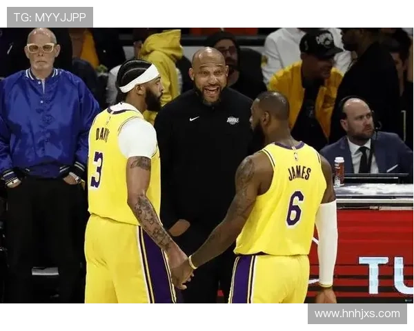 詹姆斯复出带领湖人迎战勇士，浓眉哥伤情依旧成焦点