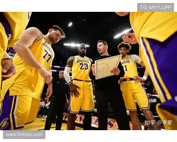 詹姆斯领衔湖人迎战勇士迎新赛季焦点对决 两队阵容大换血引发球迷热议